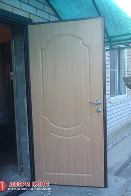 Входная дверь в частный дом с отделкой МДФ