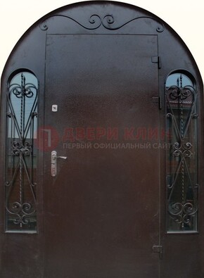 Арочная дверь со стеклом и ковкой ДА-16 под старину в Орехово-Зуево