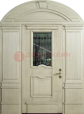 Белая входная дверь массив со стеклом и ковкой ДА-49 в Орехово-Зуево