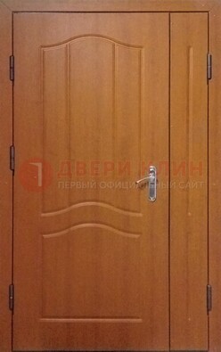 Коричневая двухстворчатая тамбурная дверь с МДФ ДМ-538 в Орехово-Зуево
