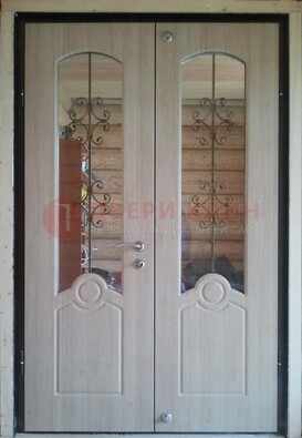 Парадная дверь со стеклянными вставками и ковкой ДПР-23 в деревянный дом в Орехово-Зуево