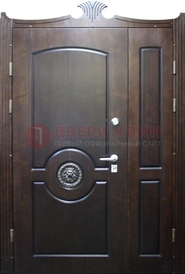 Коричневая парадная дверь с украшением ДПР-52 с утеплением в Троицке