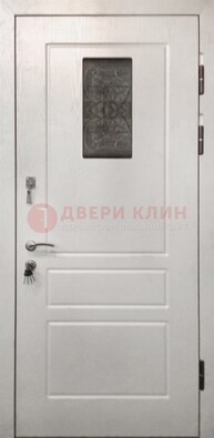 Белая железная дверь со стеклом и ковкой ДС-42 в Орехово-Зуево
