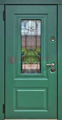 Зеленая металлическая дверь со стеклом и ковкой ДСК-113 в Орехово-Зуево