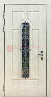 Светлая стальная дверь со стеклом и ковкой ДСК-118 в Орехово-Зуево
