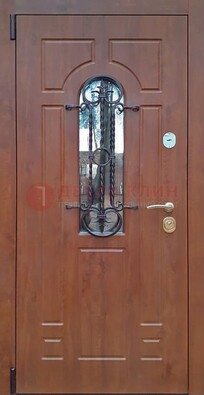Темная железная дверь со стеклом и ковкой в коричневом цвете ДСК-154 в Орехово-Зуево