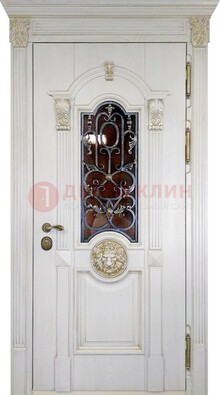 Белая железная дверь со стеклом и ковкой для кирпичного дома ДСК-155 в Орехово-Зуево