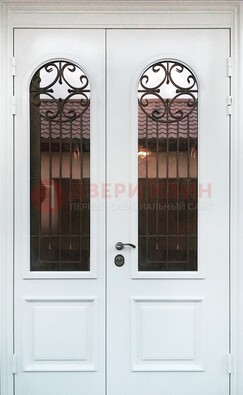 Белая стальная дверь стекло с ковкой и филенкой ДСК-201 в Орехово-Зуево