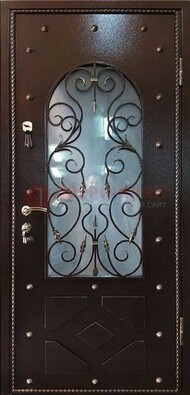 Влагостойкая дверь со стеклом и ковкой с декором ДСК-37 в Орехово-Зуево