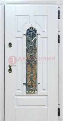Белая остекленная металлическая дверь с ковкой ДСК-98 в Орехово-Зуево