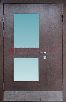 Коричневая тамбурная дверь со стеклянными вставками ДТМ-21 в Орехово-Зуево