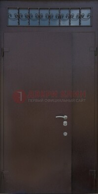 Коричневая тамбурная дверь со стеклянными вставками и ковкой ДТМ-39 в Орехово-Зуево