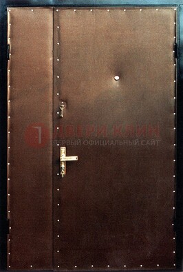 Коричневая тамбурная дверь с оформлением ДТМ-40 в Орехово-Зуево