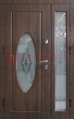 Коричневая двухстворчатая железная дверь с МДФ и витражом ВЖ-33 в Орехово-Зуево